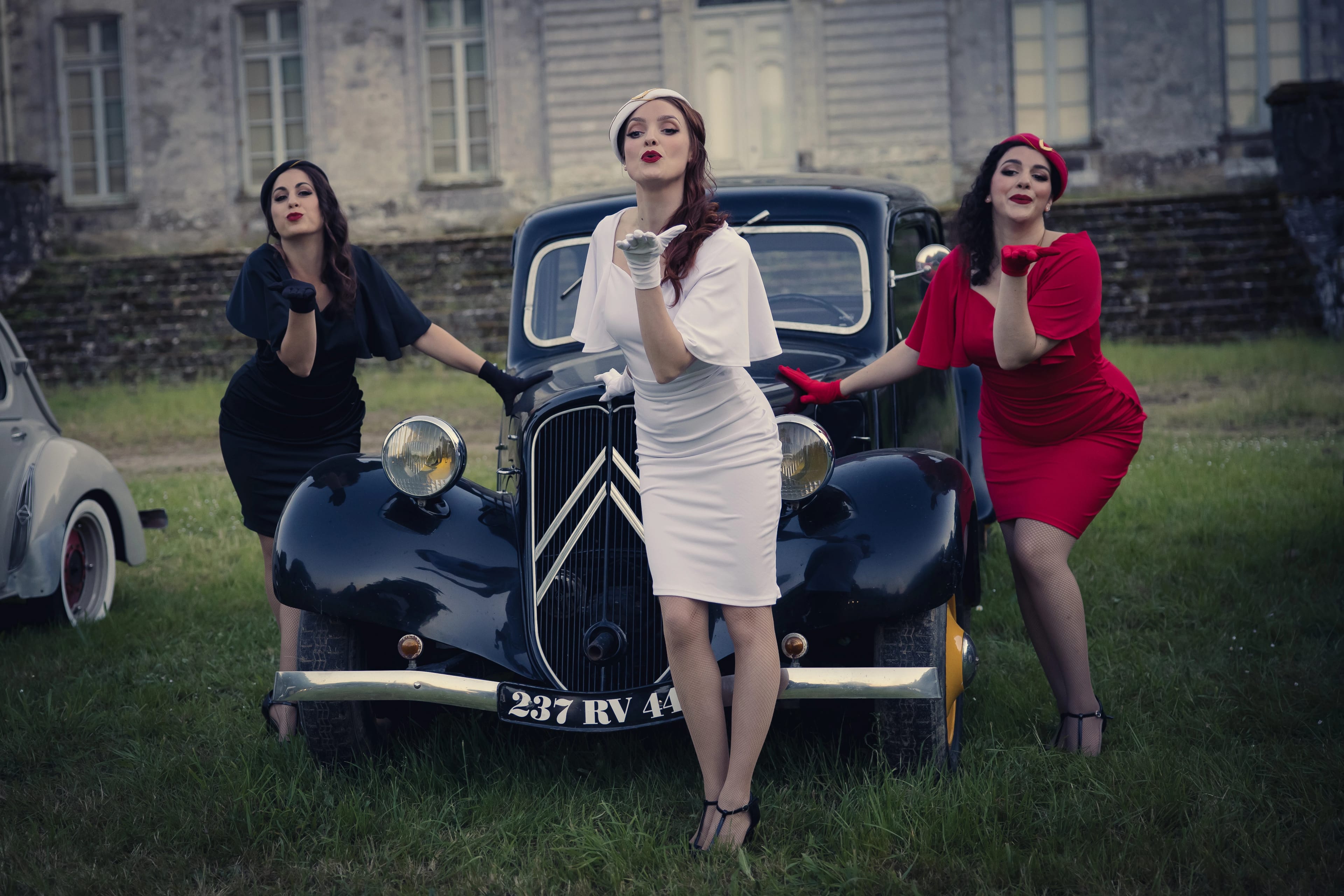 Le trio devant une citroën d'époque