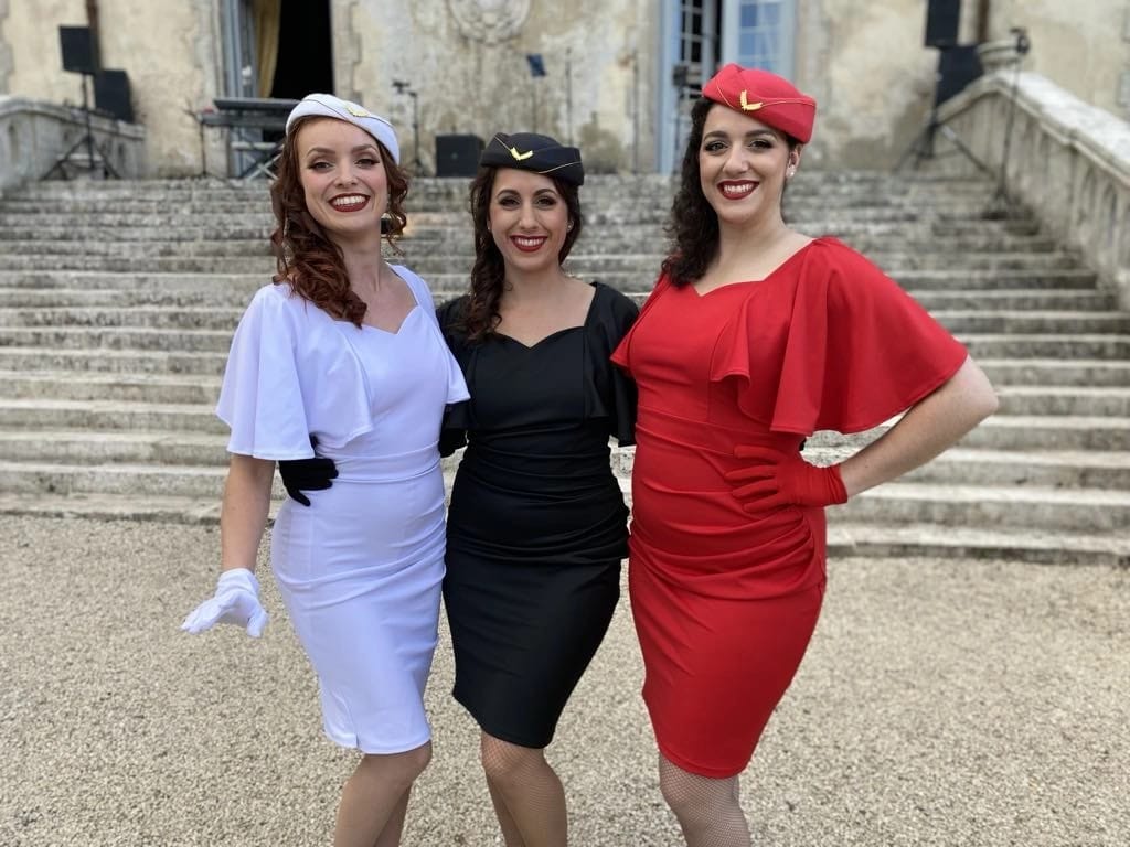 Le trio devant un château