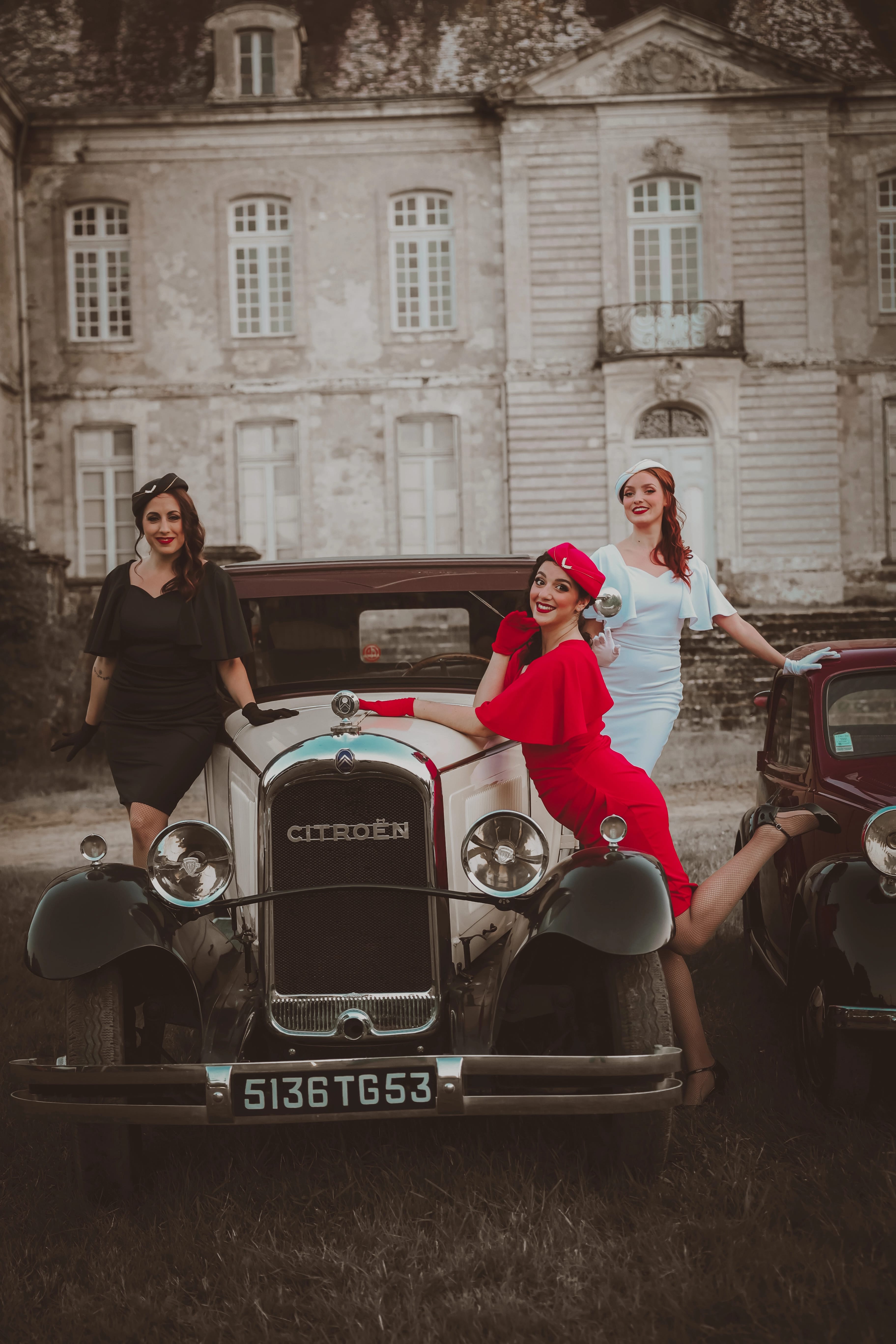 Le trio pose autour d'un citroën d'époque