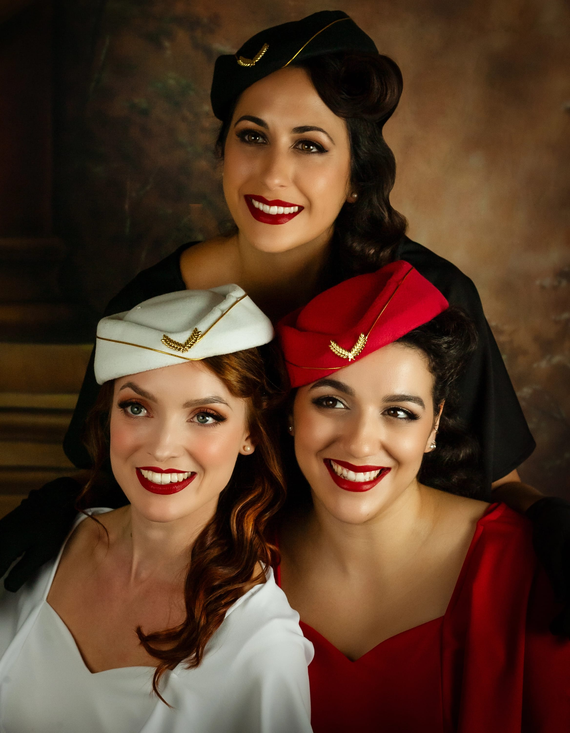 Le trio dans un décor d'intérieur
